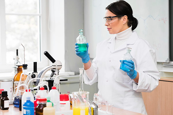 medium-shot-woman-laboratory